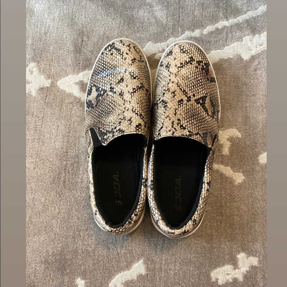 Snakeprint sneakers